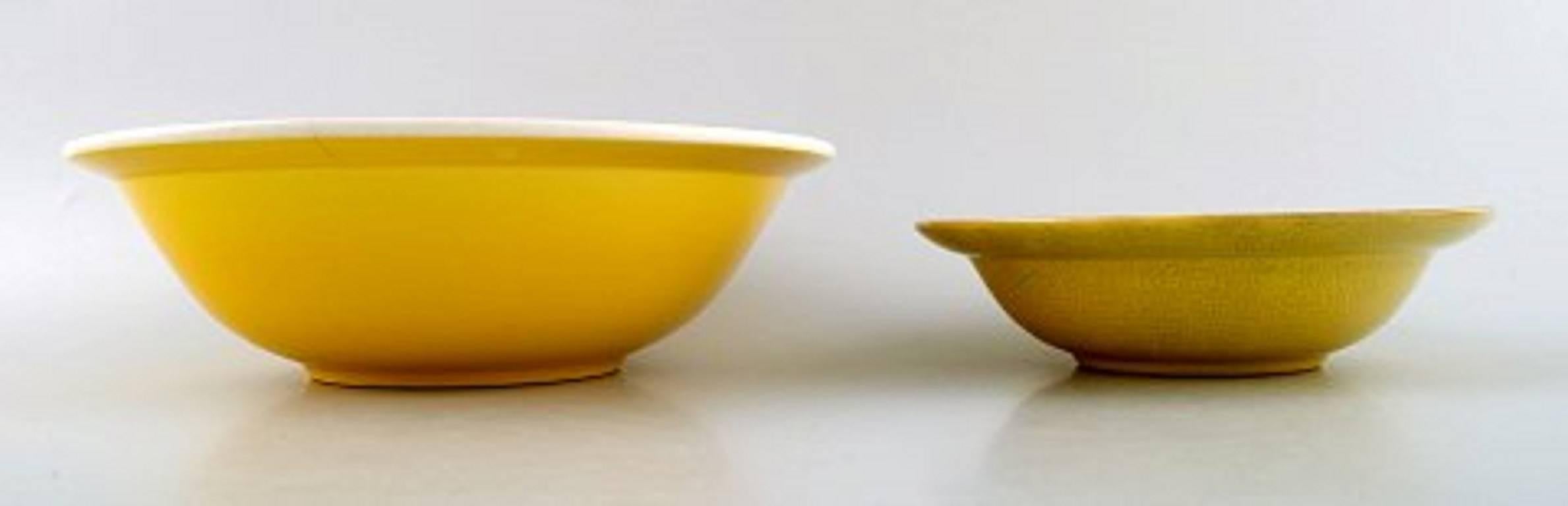 Four bowls, Susanne yellow Confetti Royal Copenhagen / Aluminia.

Measures: Largest 23.5 cm x 8 cm.

In good condition. 1st. factory quality.