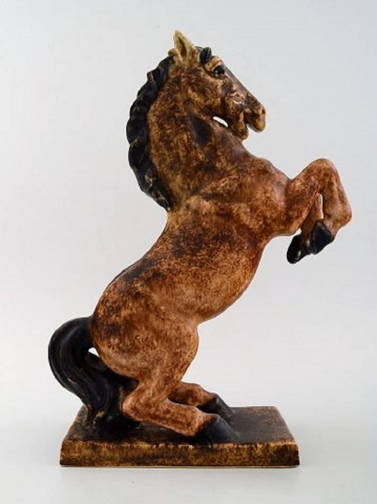 Michael Andersen: rearing horse in ceramics, in different shades of brown.

Mid-Century Modern.

Measures: 30 x 22 cm.

In perfect condition.

Stamped.