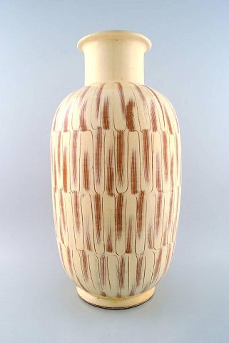 Kähler, Denmark, large glazed stoneware floor vase in modern design.

1940s.

Stamped.

Measures: 50 cm. X 22 cm.

In perfect condition.