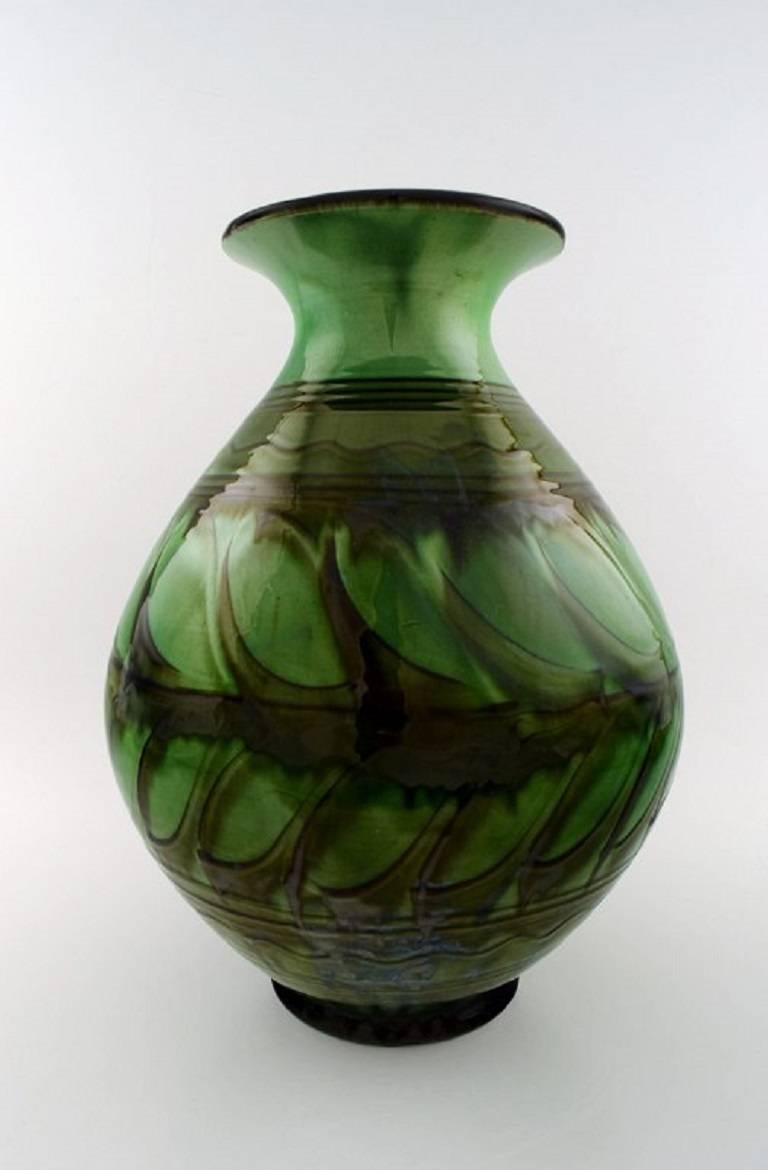 Kähler, Denmark, large glazed stoneware vase in modern design.

1930s-1940s.

Stamped.

Measures: 40 cm. x 24 cm.

In perfect condition.