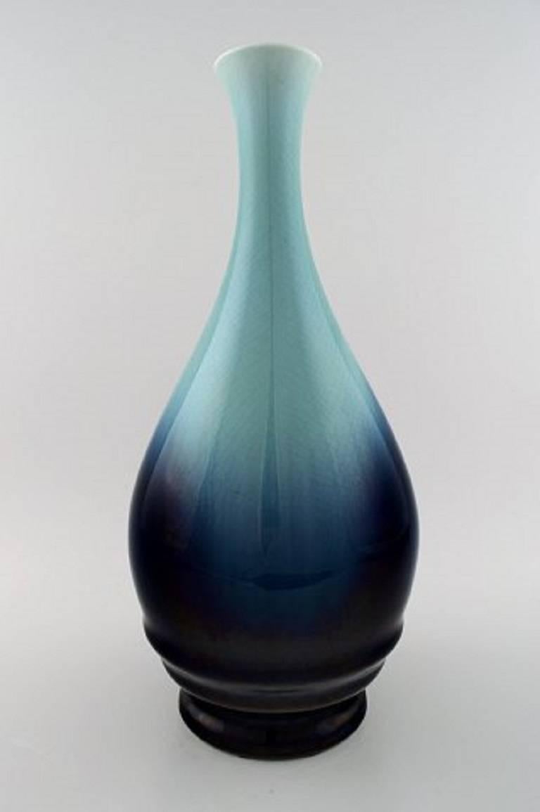 Rörstrand/Rorstrand floor vase in faience, glaze in blue tones.

Measures: 41 cm. X 17 cm.

In perfect condition.

Stamped.

Early 20th century.