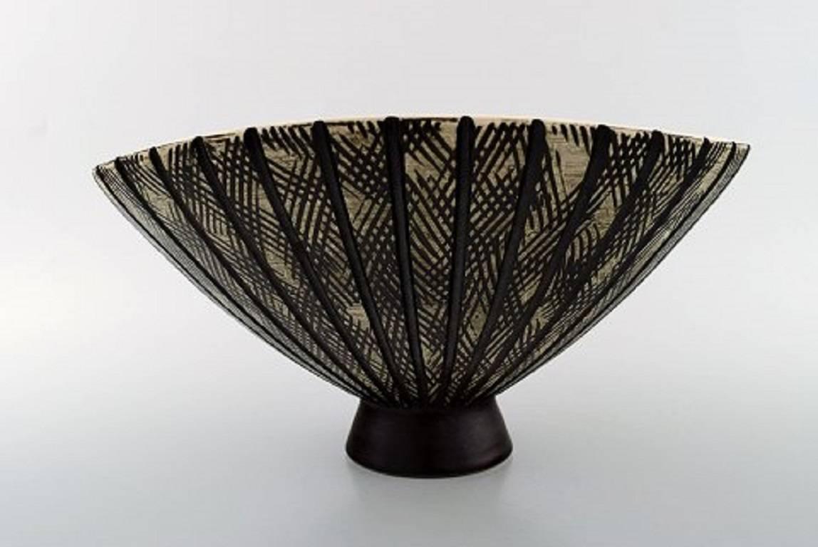 Plat ou bol en céramique de Mari Simmulson pour Upsala-Ekeby.

En parfait état.

Années 1950-1960.

Dimensions : 25 x 13,5 cm.

Estampillé.