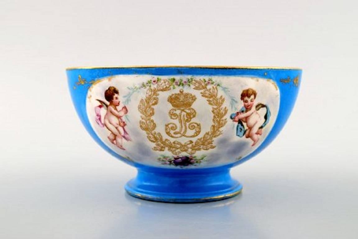 Sevres, Chateau des Tuileries, France, a pair of bowls in sevres-blue, hand-painted with angels and flowers.

High quality.

Measures: 14 cm. X 7.5 cm.

Stamped. Dated 1846. Chateau des tuileries.

In perfect condition.
