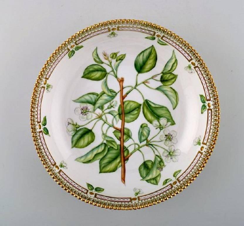Royal copenhagen flora danica large salad bowl.

Measures 23 cm x 6 cm.

In perfect condition. 1st. factory quality.