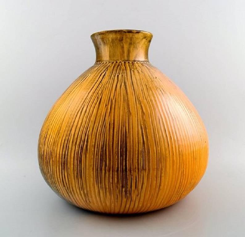 Large Kähler, Denmark, Svend Hammershøi/Hammershoi, glazed floor vase in stoneware.

In perfect condition.

Beautiful uranium yellow glaze.

Stamped.

Measures 32 x 28 cm.
