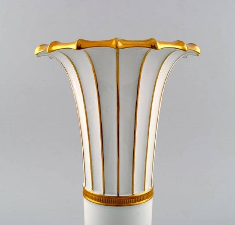 Royal Copenhagen-Vase mit Golddekoration in Trompetenform, Royal Copenhagen (Neoklassisch) im Angebot
