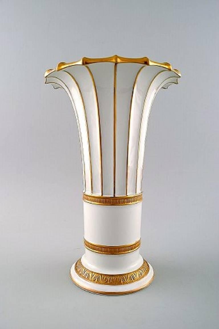 Royal Copenhagen Vase mit Golddekor. Trompetenförmig.

Maße: 26,5 x 17 cm.

Gestempelt.

1. fabrikqualität, in perfektem Zustand.