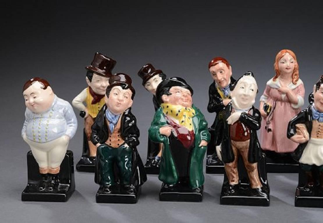 24 Charles Dickens figures from Royal Doulton. 

Including Oliver Twist, Sairy Gamp, Tony Weller, Bill Sikes, Dick Swiveleller, Scrooge, Mrs. Bardell, Buzfuz, Pickwick and many more.

A total of 24 pcs.

Measures: Height 10.5 cm to 12 cm.

In