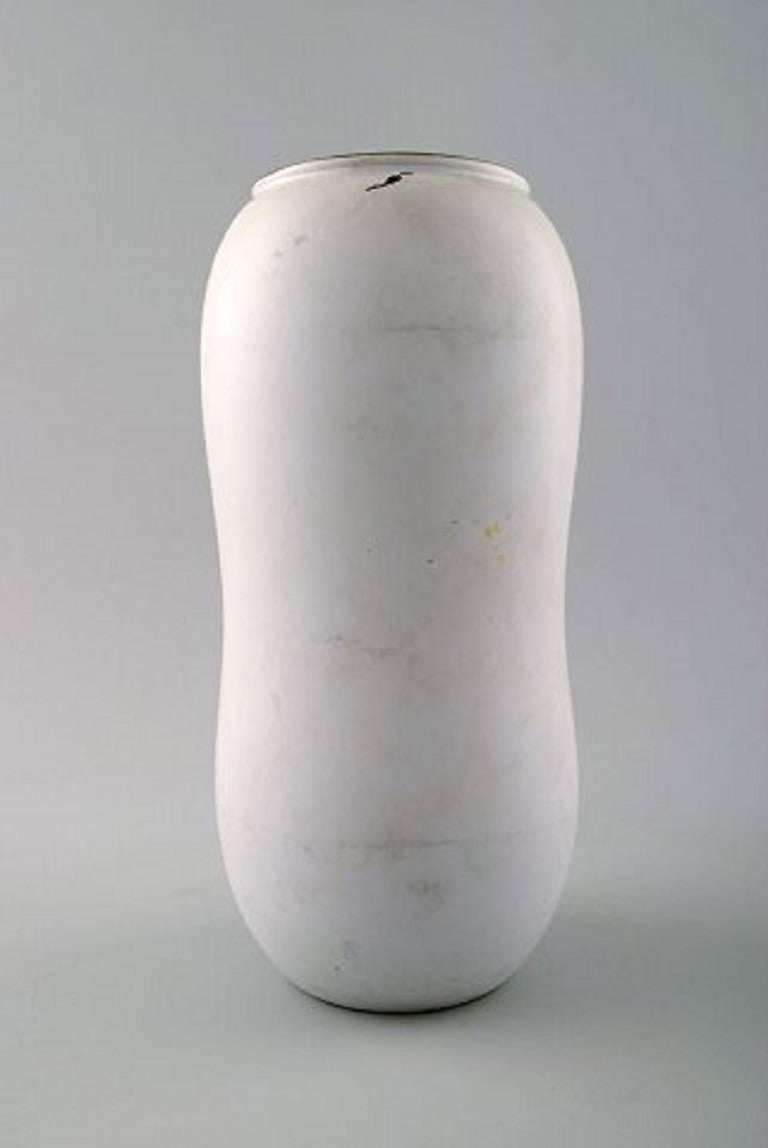 Stig Lindberg, Grazia Studio Hand für Gustavsberg.

Große Vase mit handgemaltem Dekor, 1950er-1960er Jahre.

Unterschrieben.

In perfektem Zustand.

Maße: 22 cm. X 11 cm.