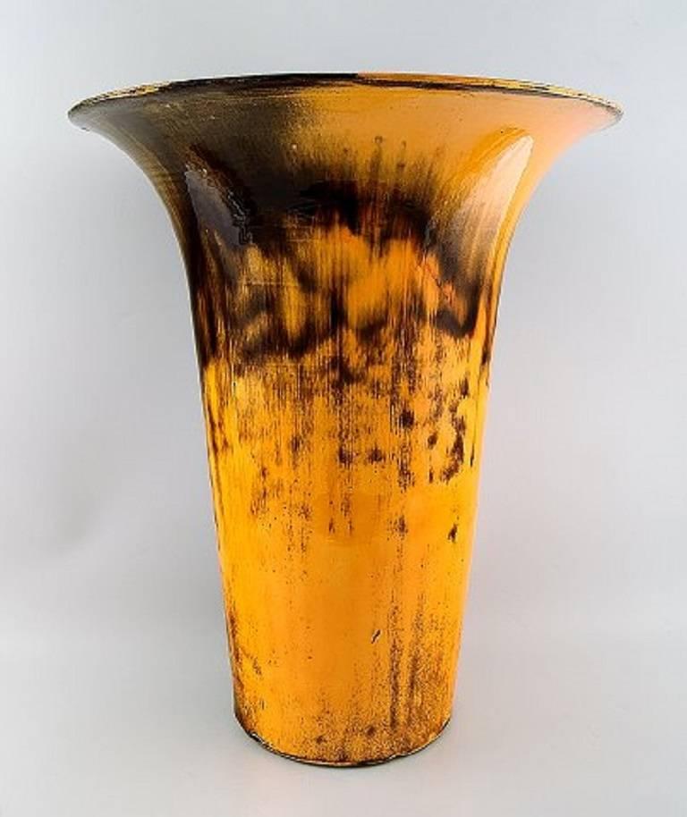 Large Kähler, Denmark, Svend Hammershøi/Hammershoi, glazed large vase in stoneware.

In perfect condition.

Beautiful uranium yellow glaze.

Stamped. 1930/40 s.

Measures 51 x 43 cm.