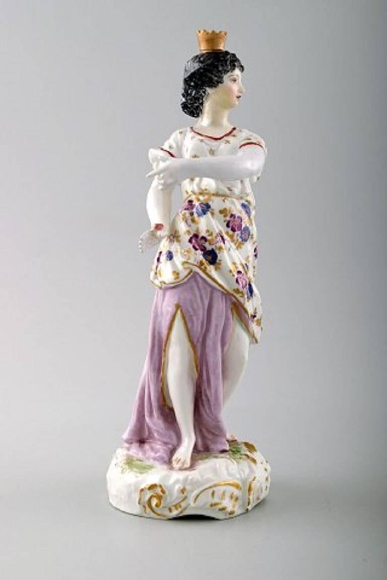 Figurine française ancienne en porcelaine de Samson, milieu-fin du XIXe siècle.

Overglaze.

En parfait état.

Mesure 18 cm. X 7 cm.

Quatre figurines de la même série sont en stock.