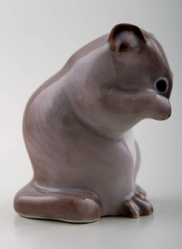 Rare royal Copenhagen figurine, door mouse.

Decoration number 2644.

1st. factory quality.

Measures: Height 7 cm.

Perfect condition.