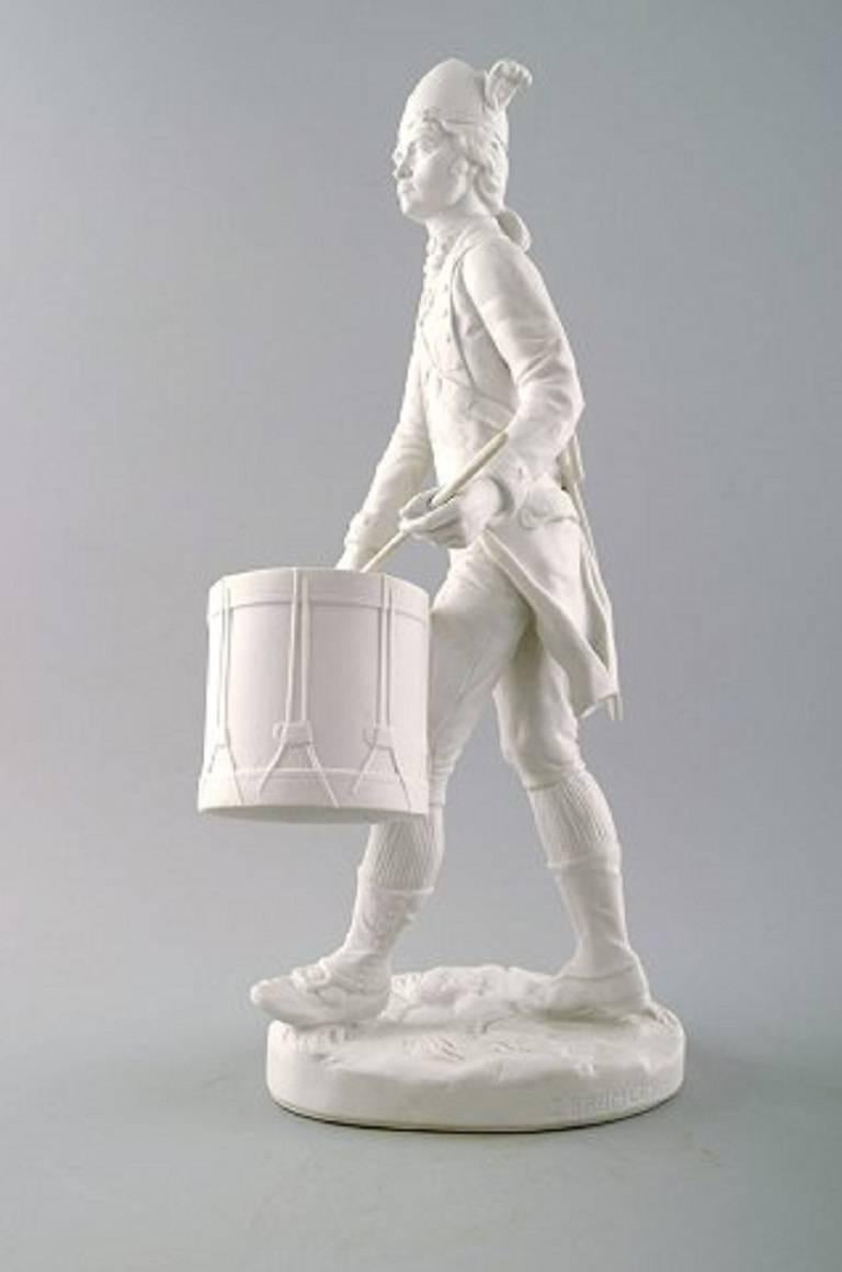 J. Bromley for B&G "American Drummer Boy, 1st Maryland, circa 1776".

A B&G bisquit figurine. 

No. 698/750. 

Measures: Height 38 cm.

In perfect condition.

1st. factory quality.

Produced to mark the 200th day of the