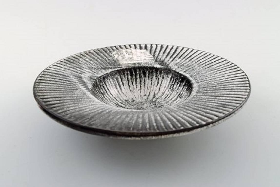 Kähler, Denmark, glazed stoneware dish, 1930s.

Designed by Svend Hammershoi. 

Glaze in black and gray.

Measures 20 x 5 cm. 

Hallmarked. 

In perfect condition.