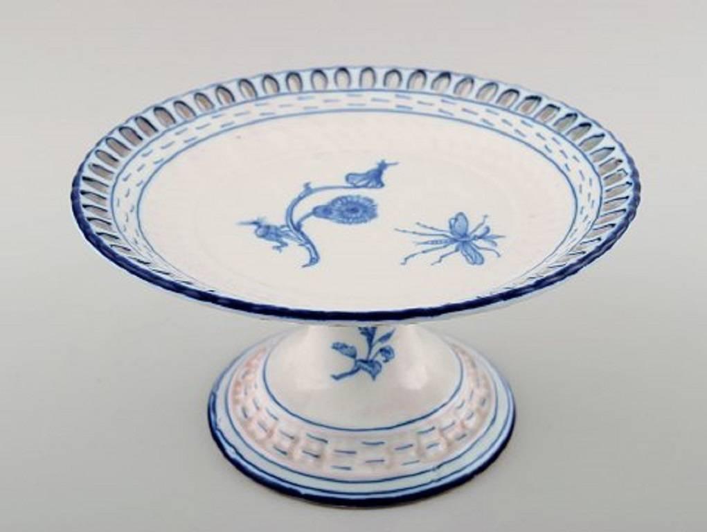 Early and rare unique Emile Gallé, Nancy, centerpiece of earthenware, circa 1870.

Decorated with dandelion and insect.

Measures: 21 x 11 cm.

Signed. Gallé, Nancy.

In perfect condition.