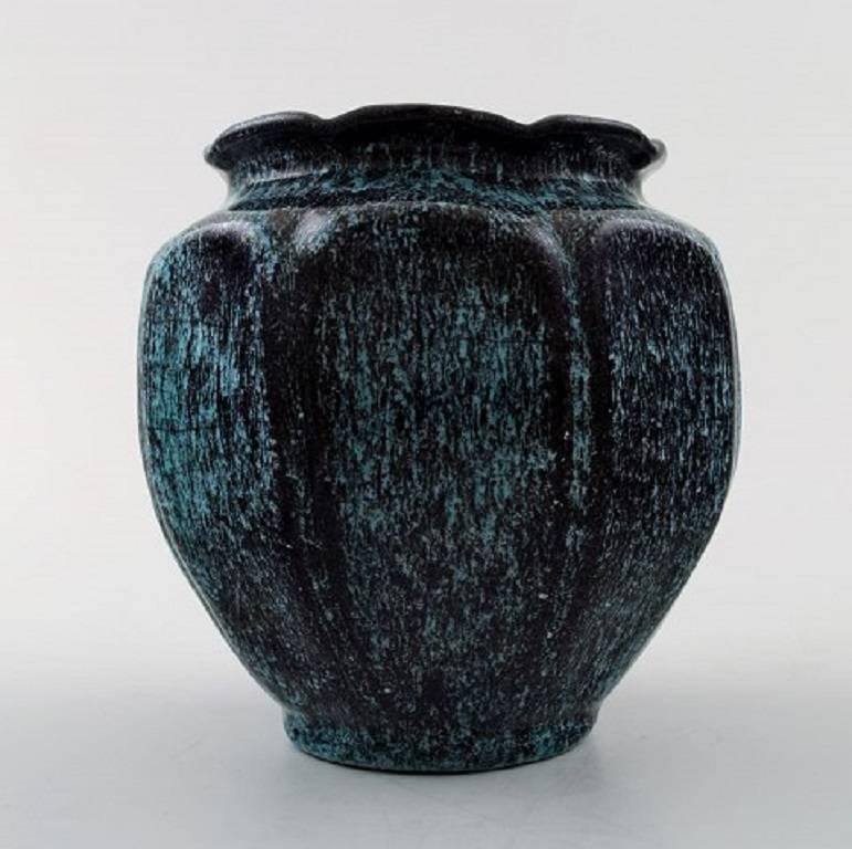 Svend Hammershøi for Kähler, Denmark, glazed stoneware art pottery vase, 1930s.

Designed by Svend Hammershøi.

Turquoise green double glaze.

Measures: 10 x 11 cm.

Marked.

In perfect condition.