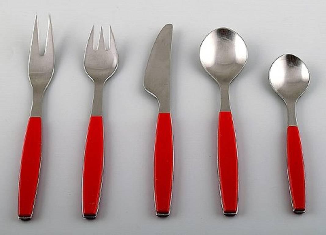 Complete service for 4 persons, Henning Koppel. Strata cutlery from stainless steel and red plastic. 

Produced by Georg Jensen.

Consisting of: Four lunch knives, four lunch forks, four dessert spoons, four serving forks, four teaspoons.

In
