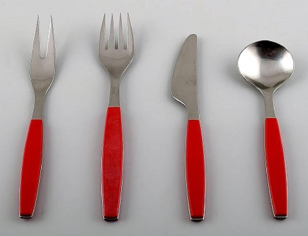 Complete service for four persons Henning Koppel. Strata cutlery from stainless steel and red plastic. 

Produced by Georg Jensen.

Consisting of: Four lunch knives, four lunch forks, four dessert spoons, four serving forks.

In very good