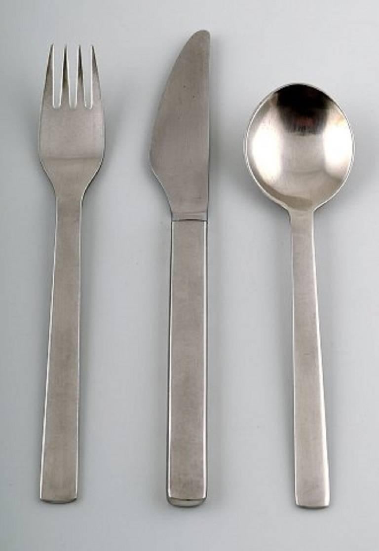 Georg Jensen stainless steel "New York".

Complete dinner service for six persons.

Marked.

Designed by Henning Koppel.

The knife measures 21 cm.