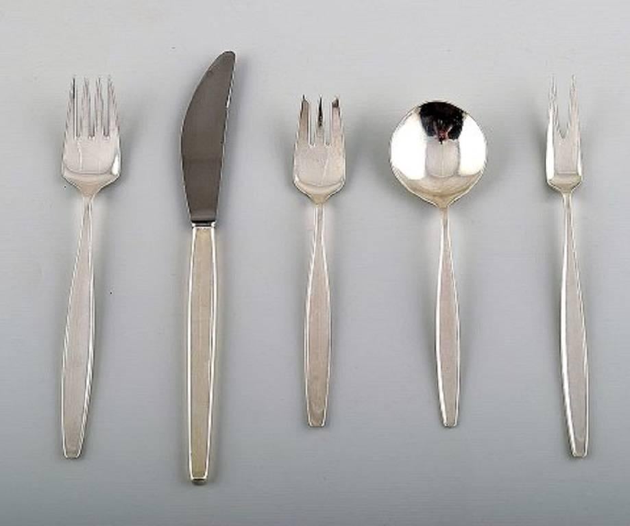 Georg Jensen sterling silver 'Cypress' cutlery. Service, 26 parts for six person.

Comprising of: Six knives, six spoons, forks six, six small forks, two serving forks.

The knife measures 20 cm.

In perfect condition.

Stamped.
