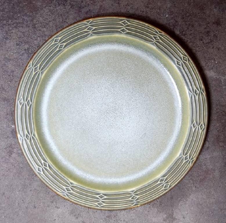 B&G, Bing & Grondahl / Nissen "Rune" dinner set in stoneware, 12 parts.

Three dinner plates, four soups / deep plates, large dish, small bowl and three small plates. 

1960s vintage.

The dish measures: 26.5 cm. x 32 cm. x 5