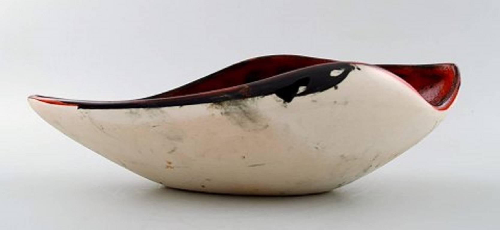 Italian design, ceramic bowl with motif of woman, 1960s.

Indistinct signed, presumably Italian ceramist.


Measures: 24 cm. X 12 cm. X 6 cm. high.

In perfect condition.