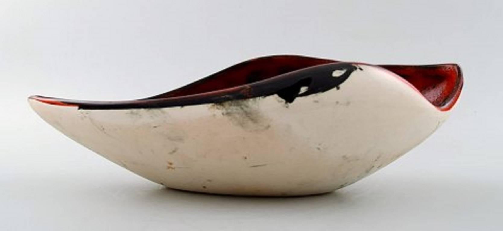Italienisches Design, Keramikschale mit Frauenmotiv, 1960er Jahre.

Undeutlich signiert, vermutlich italienischer Keramiker.


Maße: 24 cm. X 12 cm. X 6 cm. hoch.

In perfektem Zustand.