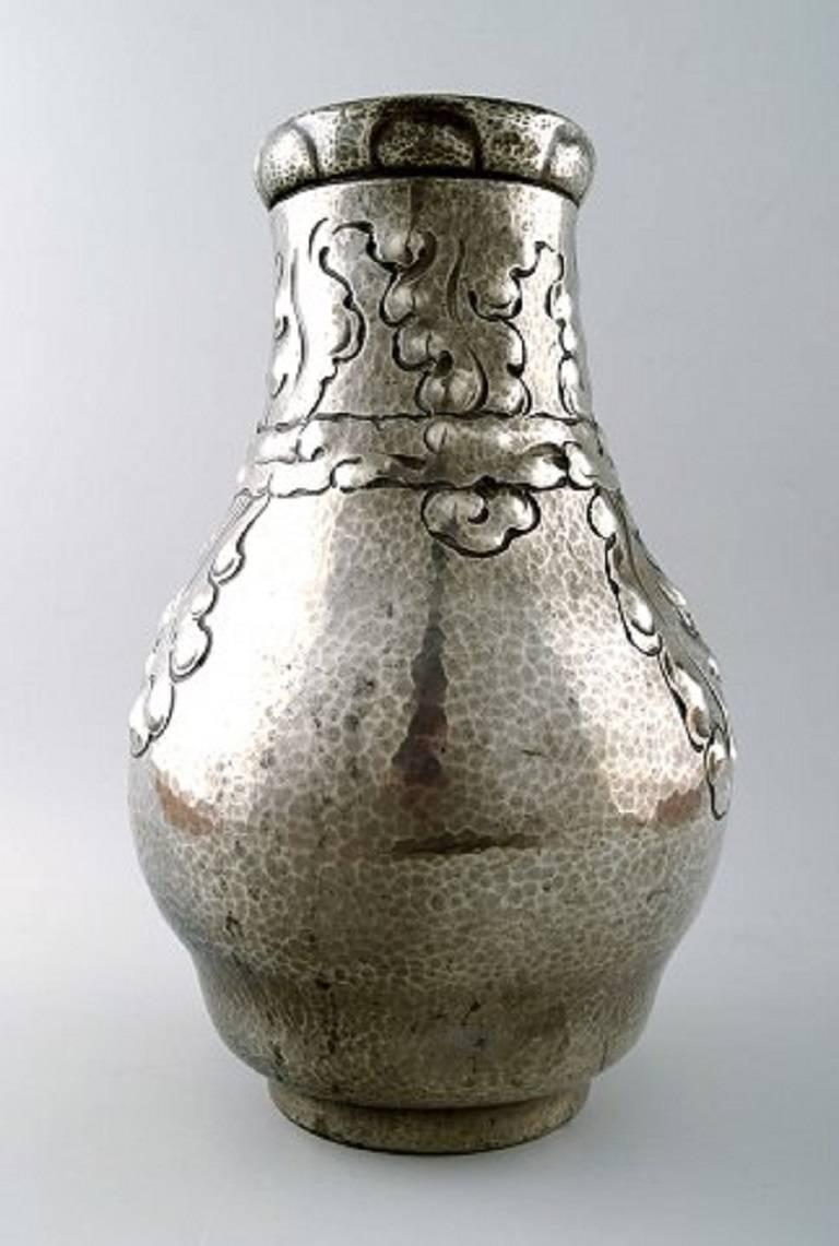 Art Nouveau vase in hammered tin/pewter.

Stamped with Arendal's brand.

Engravings in the form of oak leaf ornaments.

Early 20th century

Measures: Height 30 cm. x 17 cm.