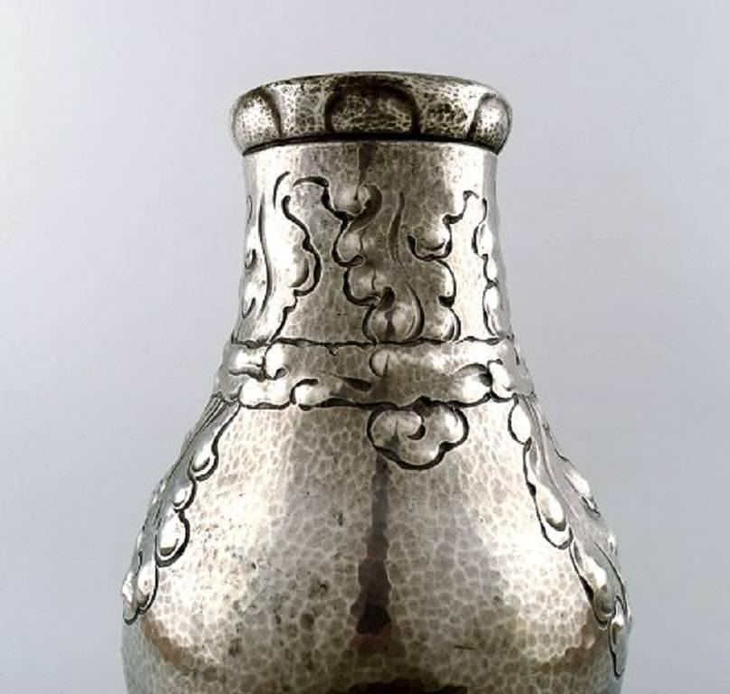 Art Nouveau Vase in Hammered Tin/Pewter, Early 20th Century In Good Condition For Sale In Copenhagen, DK