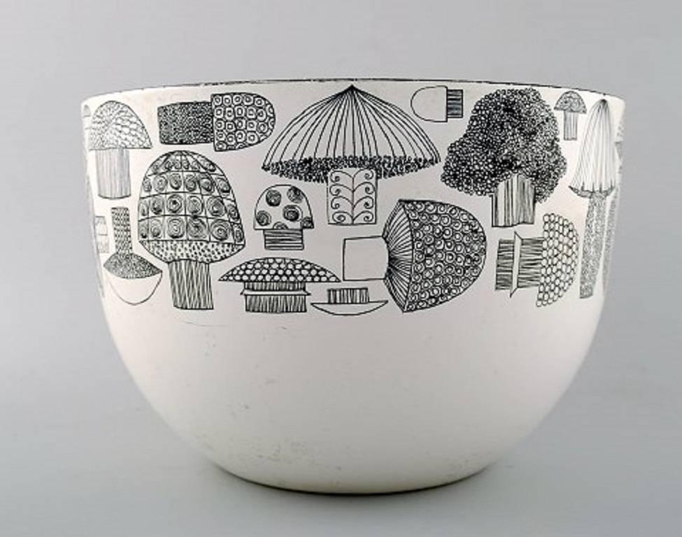 Kaj Franck. Bowl of enameled metal, Arabia / Finel, Finland, 1950s. 

Motif with mushrooms.

Measures: 21 cm. X 14 cm.

In very good condition.