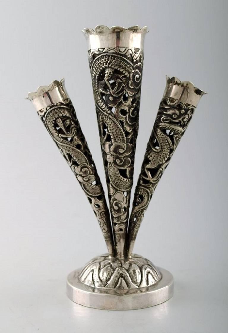 A Chinese export silver vase maker Wang Hing & Co, Hong Kong, late 19th century. 

Measures: Weight 108 gram. 

Height 14 cm.

In perfect condition.