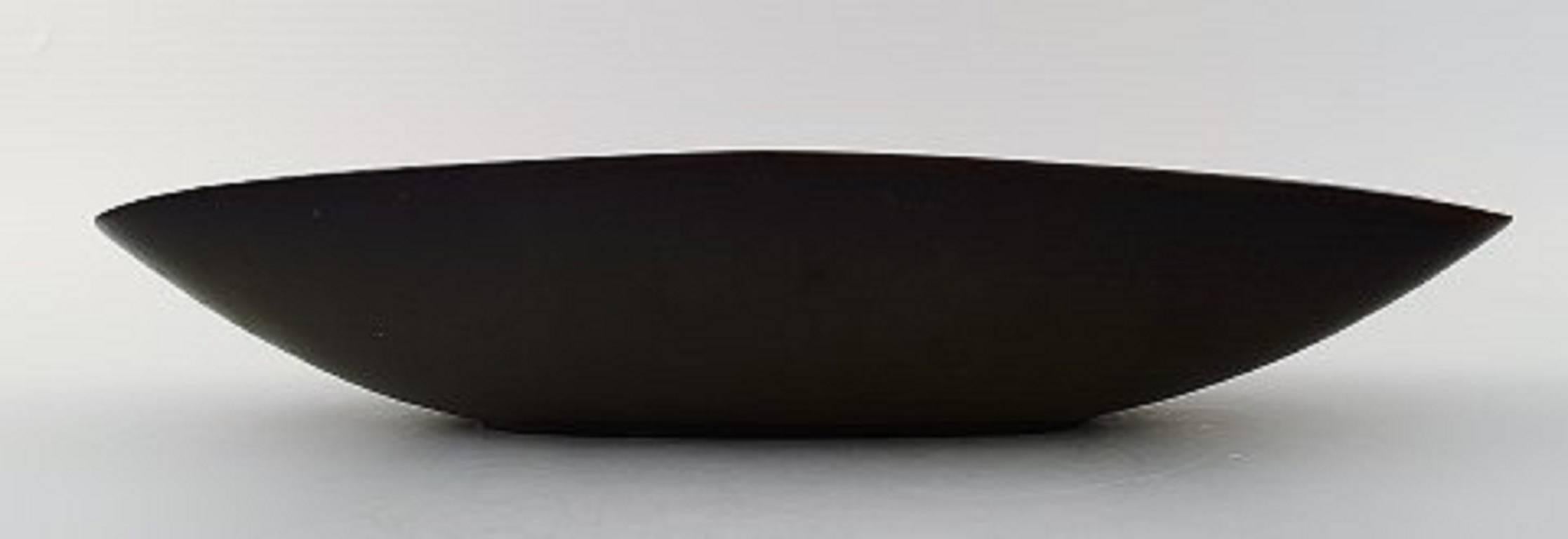 Carl-Harry Stålhane, Rorstrand / Rörstrand, grande ciotola in gres.

Bellissimo smalto con sfumature marroni.

Misura: Lunghezza 31,5 cm x larghezza 13,5 cm x altezza 5,5 cm.

In perfette condizioni, di seconda qualità.