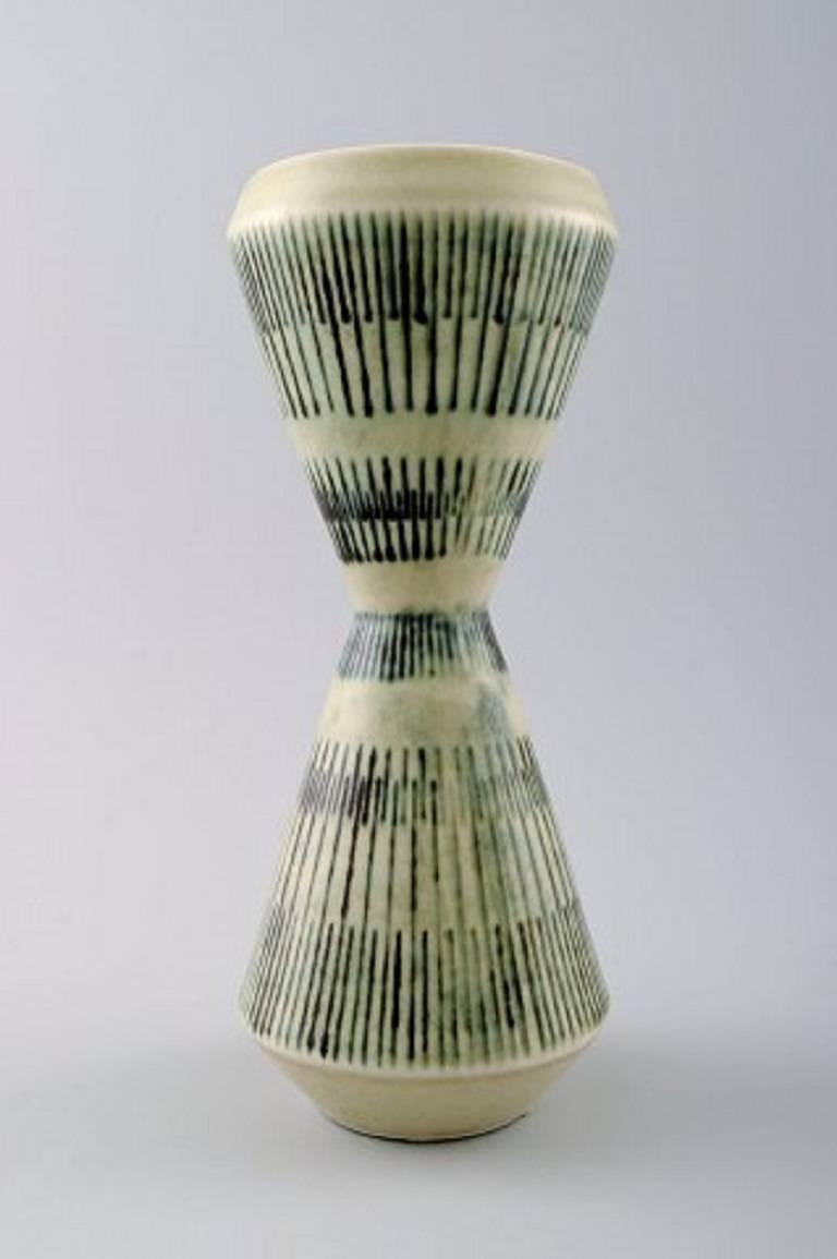 Carl-Harry Stalhane für Rorstrand / Rørstrand, Keramikvase.

Seltene Form.

Maße: 19 x 8 cm.

In perfektem Zustand.