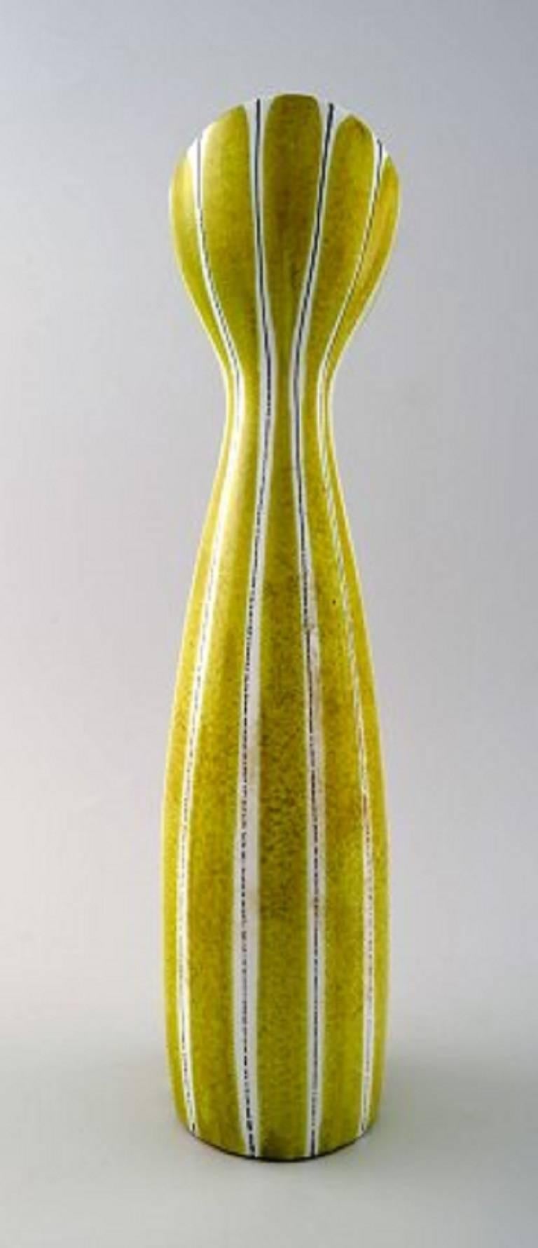 Stig Lindberg (1916-1982) Gustavsberg, ceramic vase, circa 1950.

Beautiful glaze in yellow shades.

Measures: 26 cm.

In perfect condition.