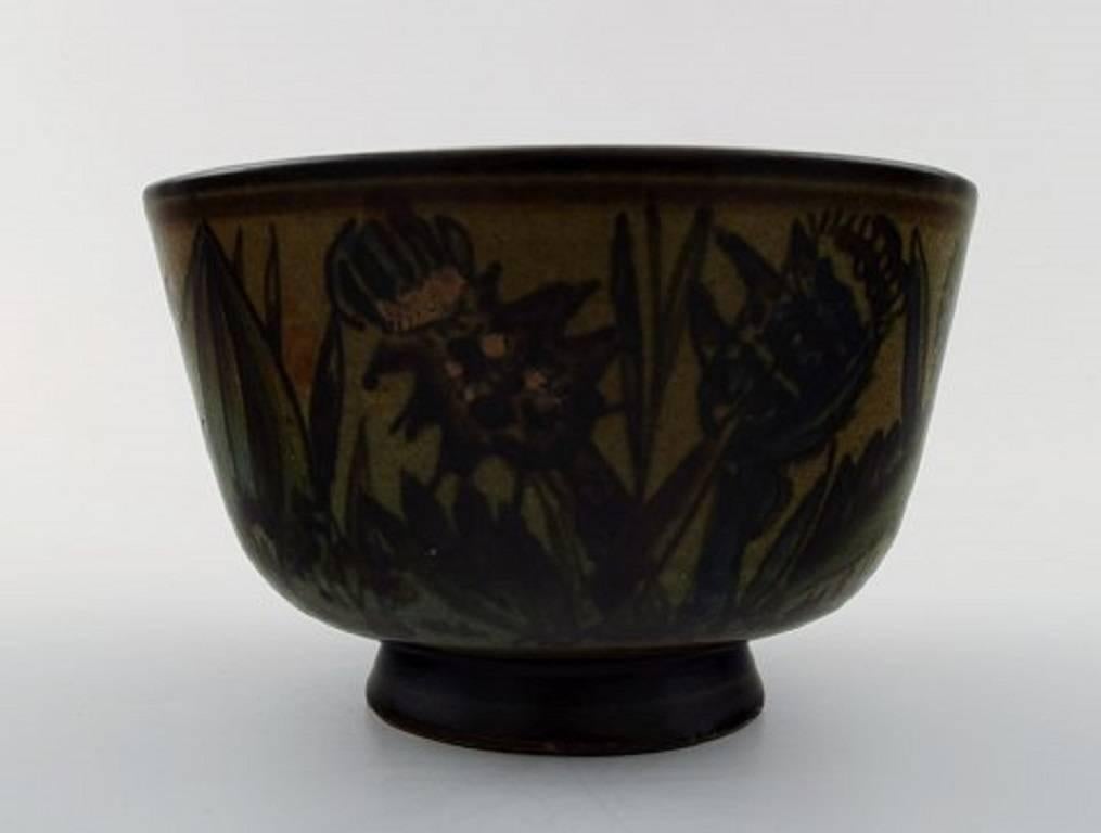 Bing & Grondahl stoneware B&G, bowl hand-painted with flowers.

Measures: 13 x 8 cm.

Signed CO: Cathinka Olsen, 1928.

In perfect condition.