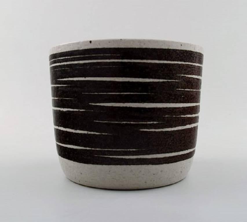 Ceramic vase from Palshus by Per Linnemann-Schmidt, a renowned Danish potter.

 Fine example of modern Danish ceramics from the 1970s.

Stamped: Palshus, Denmark, PLS for Per Linnemann-Schmidt.

Perfect condition.

Measures: 14 cm high x 11