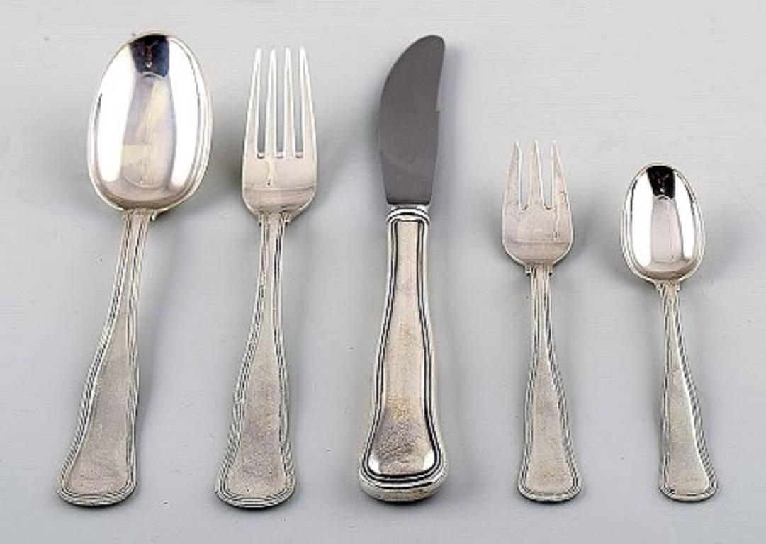 Cohr old Danish complete silver cutlery for 12 person with ten different serving pieces. 

A total of 70 p.

The set consists of 12 spoons, 12 forks, 12 knives, 12 cake forks and 12 coffee spoons.

Stamped 830S and Cohr.

In excellent