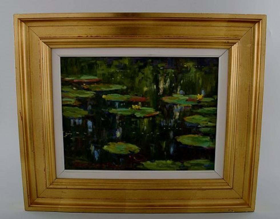 Jeppe Drews b. 1943. Danish artist. Water lilies.

Oil on board.

Signed: Jeppe Drews.

Measures: 31 x 23 (39 x 31) cm.

In perfect condition.