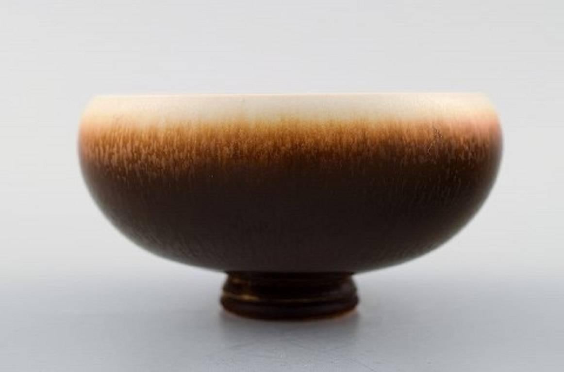 Berndt Friberg Studio ceramic bowl. 

Modern Swedish design.

Unique, handmade. Fantastic glaze in brown shades!

Year Letter "J" year 1968.

Perfect. 1st. factory quality. Signed.

Measures: 8.5 cm. x 4.5 cm.