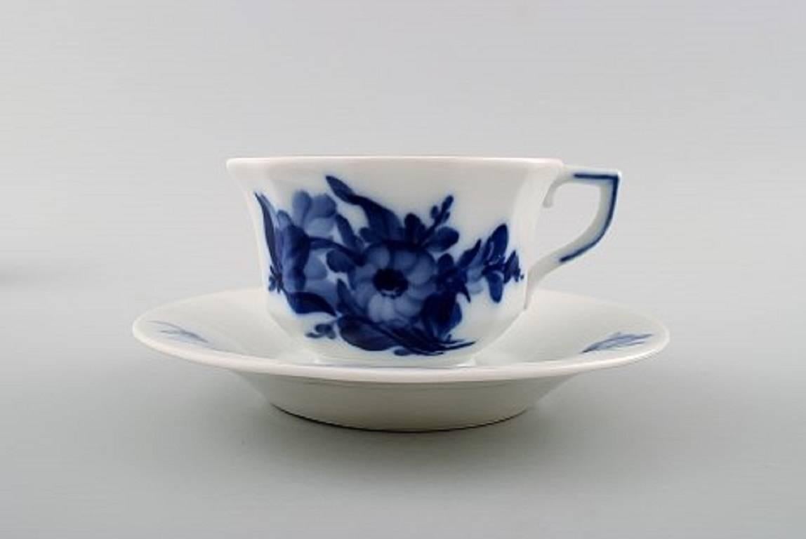 Six person Royal Copenhagen blue flower angular, espresso cups, (mocca cups). Sugar bowl and cream jug.

Decoration number cup: 10/8562.

The cup's diameter is 7.3 cm.

Perfect condition. 1st. factory quality.