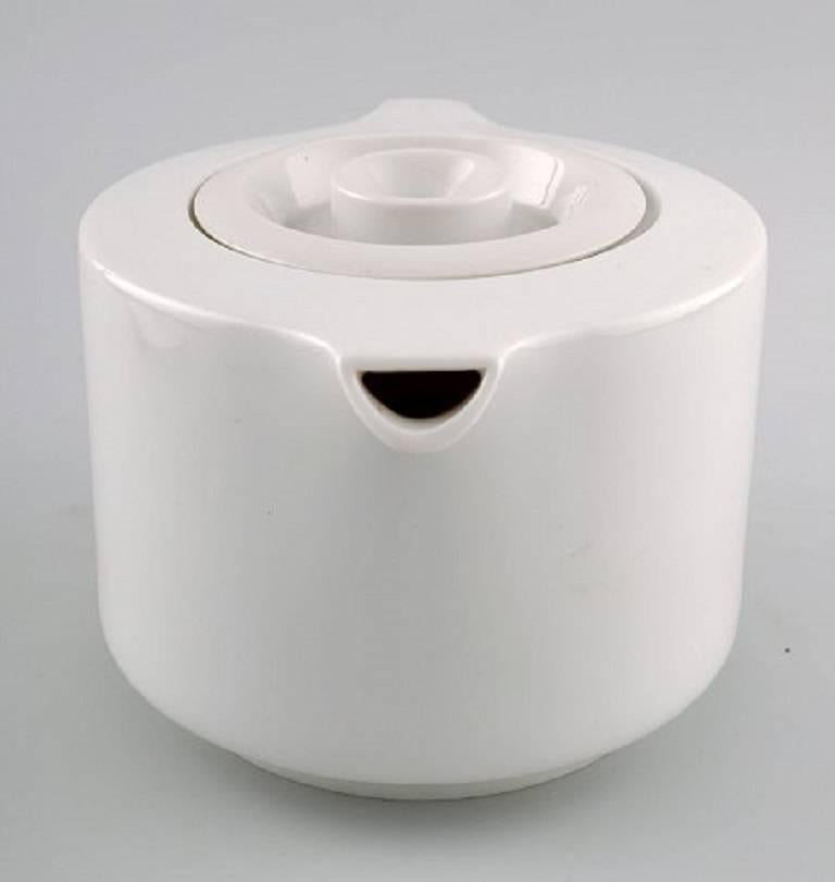 Bing & Grondahl, B&G, Koppel blanco, servicio de seis personas.

Diseñado por Henning Koppel.

Número de decoración: tetera 475.

La tetera mide 21 cm x 12,5 cm.

1ª. calidad de fábrica.

Perfecto estado.