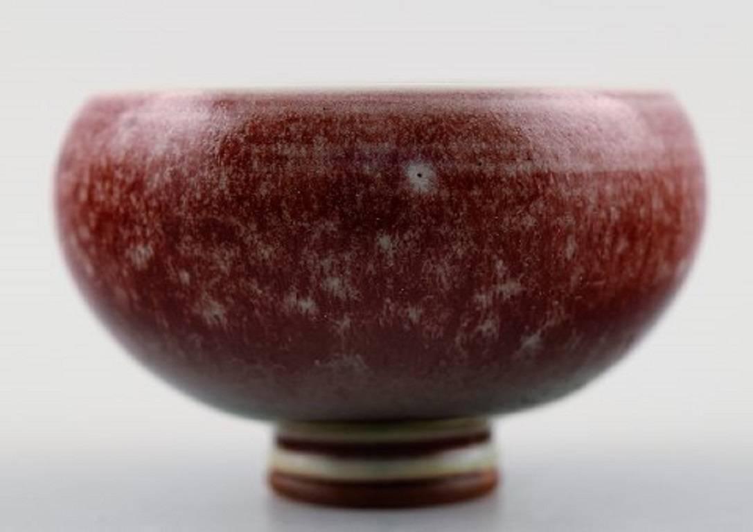 Berndt Friberg Atelier-Keramik-Vase. Modernes schwedisches Design.

Einzigartig, handgefertigt.

Feine Glasur in Ochsenblut-Tönen!

Perfekt. 1. Fabrikqualität.

Maße: 5.5 x 4 cm.