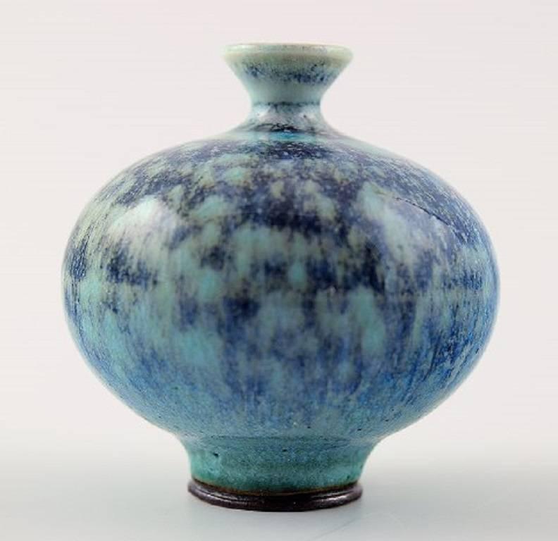 Berndt Friberg Studio Pottery vase. Modern Swedish design.

Unique, handmade.

Fine glaze in shades of blue!

Perfect. 1st. factory quality.

Measuring: 5 x 5 cm.