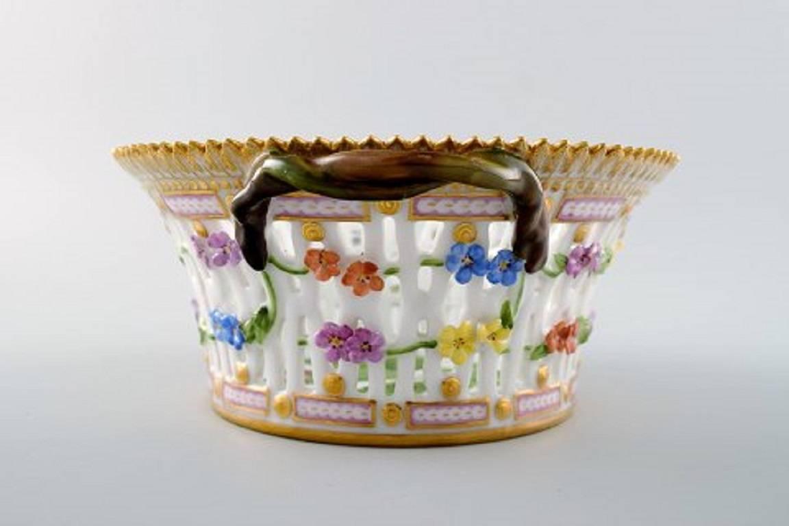 Royal Copenhagen Flora Danica fruit bowl number 20/3532

Measures: 21.5 cm. x 9.5 cm.

In perfect condition. Factory 1st.