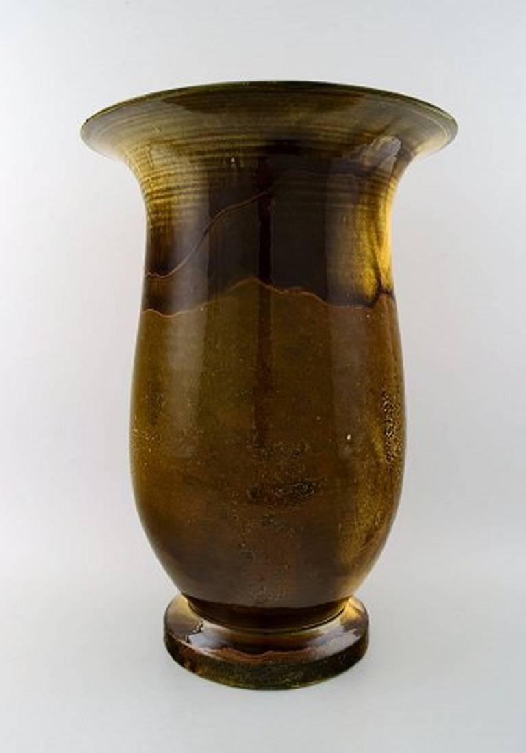 Large Kähler, Denmark, Svend Hammershøi/Hammershoi, glazed large vase in stoneware.

In perfect condition.

Beautiful uranium yellow glaze.

Stamped. 30/40 s.

Measures 44 x 31 cm.