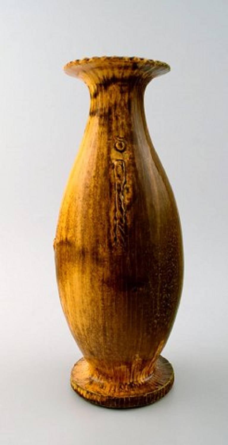 Kähler, Denmark, glazed vase, 1930s.

Designed by Svend Hammershøi.

Uranium yellow glaze.

Measures: 29 x 12 cm.

Marked.

In perfect condition.