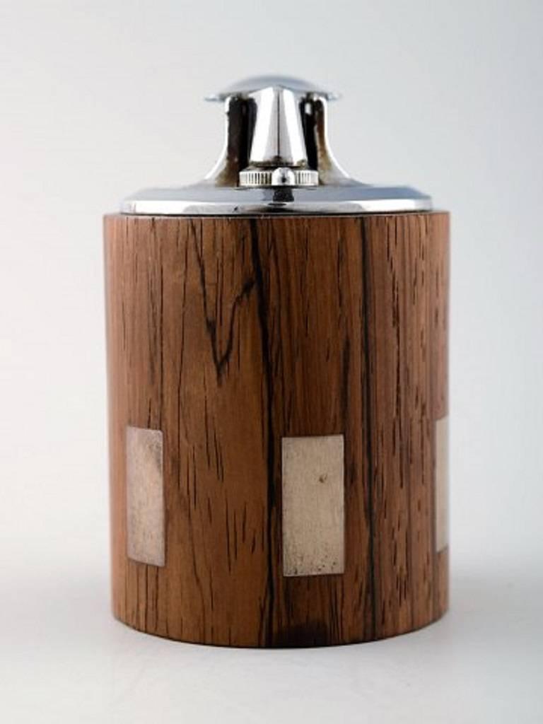 Hans Hansen: Table lighter in rosewood with inlaid silver

Marked Hans Hansen. 

1960s, Denmark, Danish design.

Measures: 9 x 6 cm. 

In perfect condition.