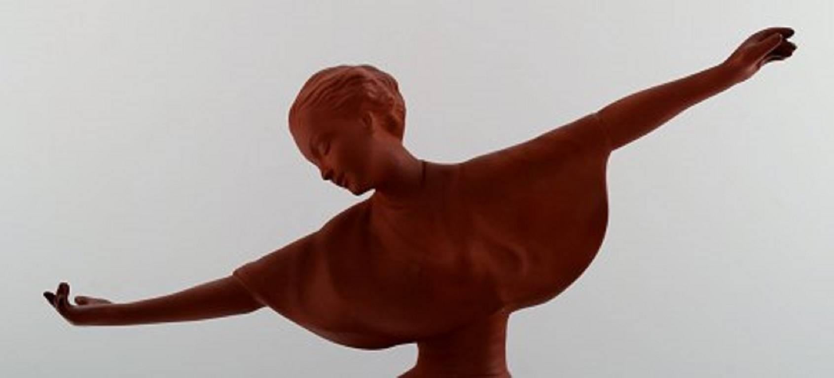 Keramos, Wien, tanzende Frauenfigur aus rotem Ton (Österreichisch) im Angebot