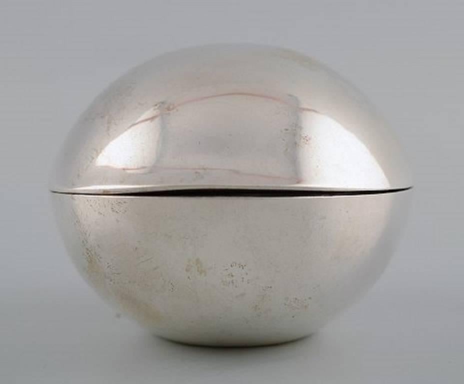 Georg Jensen Bonbonniere in sterling silver # 1121, Henning Koppel.

Drawn by Henning Koppel (1918-1981) in 1954.

Stamped with the post-1945 Georg Jensen Stamps.

Measures: 8.5 cm. X 7.5 cm. X 6 cm.

In perfect condition.