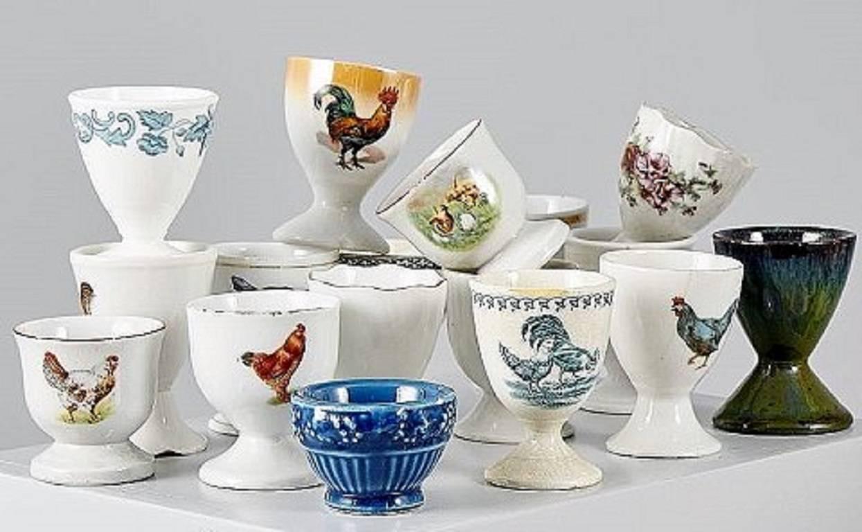 Large collection of egg cups in porcelain.

A total of 88 pcs. different designs and producers.

Early-Late 20th century.

In good condition, a few with minor chips / cracks.

Largest measures: 9 cm. X 6 cm.